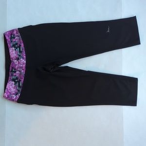 Free Motion Capri Leggings MEDIUM Black Multi